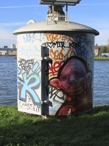 902774 Afbeelding van graffiti op een radarpost op de wal langs het Amsterdam-Rijnkanaal op de Keulsekade bij de ...